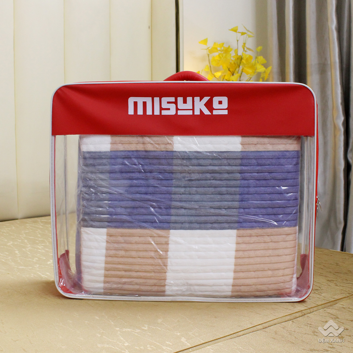 Đệm điện Misuko Hiyamatsu được đựng trong t&uacute;i đựng c&oacute; quai x&aacute;ch xịn s&ograve;