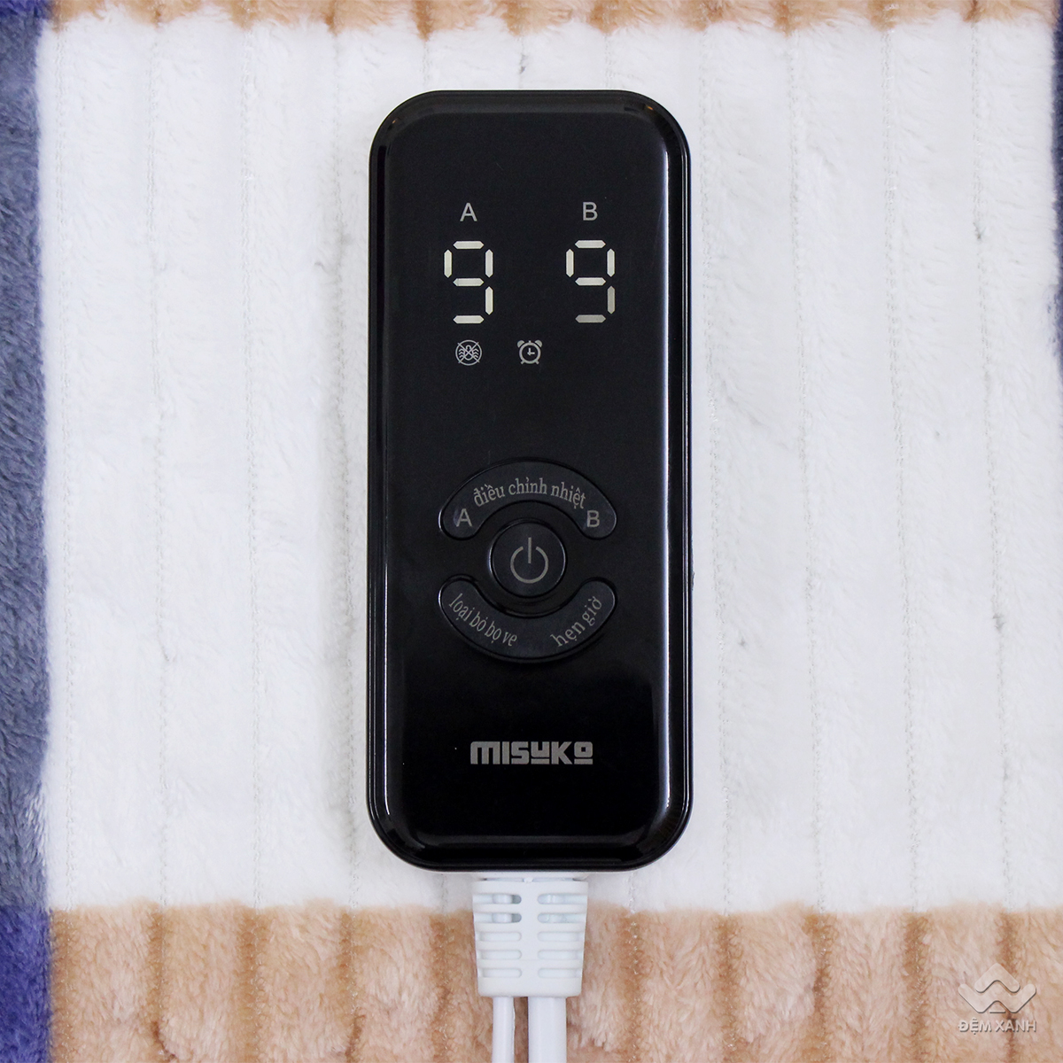 Đệm điện Misuko được trang bị bộ điều khiển m&agrave;n h&igrave;nh LCD hiện đại với 9 mức nhiệt