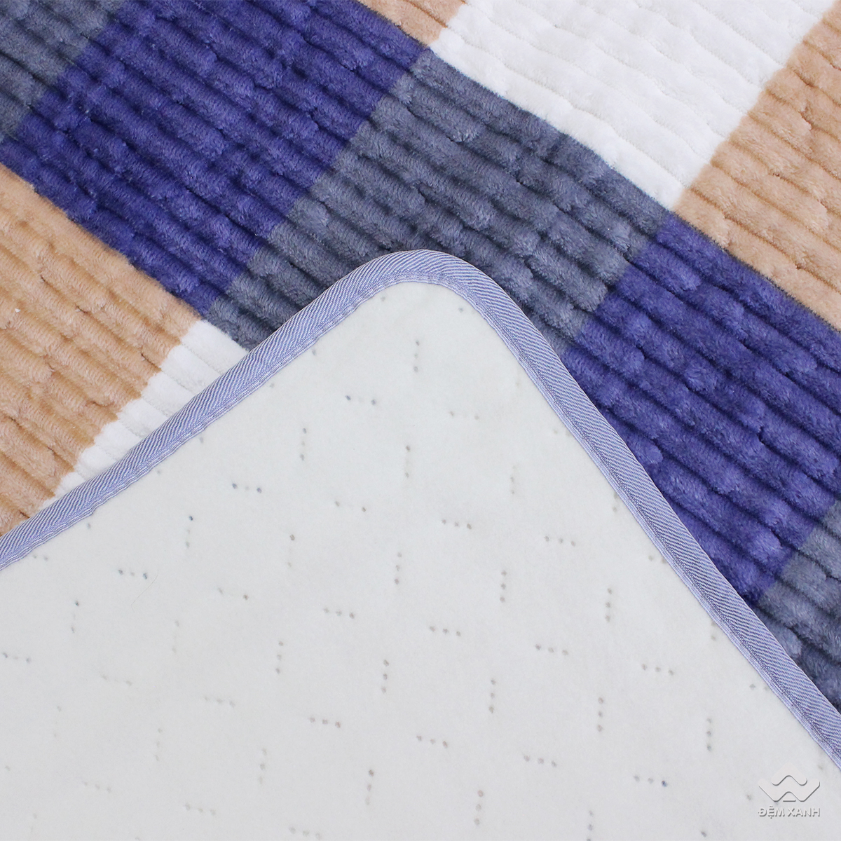 Mặt dưới đệm điện l&agrave; vải nỉ chống trượt tr&aacute;nh x&ocirc; lệch khi sử dụng