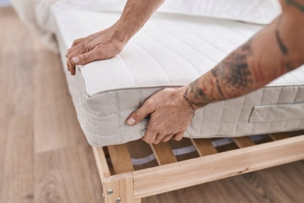 Đặt đệm trên bề mặt phẳng để giúp đệm không bị cong võng, lún xẹp