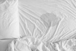 Rủi ro khi ngủ trên ga giường ẩm ướt vào mùa hè