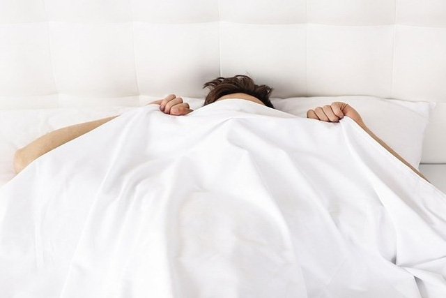 11 thói quen xấu khi ngủ khiến làn da của bạn trở nên xấu xí