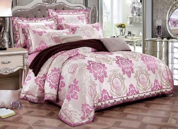 Ý tưởng trang trí phòng ngủ đẹp mắt với chăn ga gối màu hồng 
