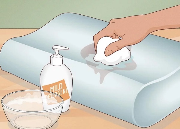 Lau nhẹ nhàng vết bẩn trên lõi gối memory foam bằng khăn thấm dung dịch xà phòng dịu nhẹ