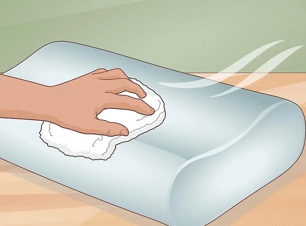 Sử dụng khăn khô để thấm nước