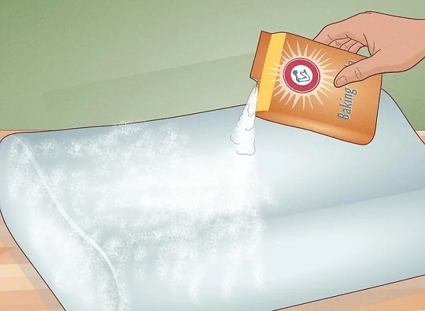 Rắc baking soda lên bề mặt gối memory foam để khử mùi hôi và hút ẩm