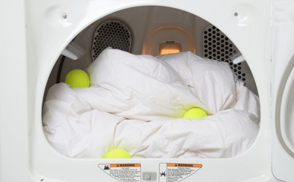 Sấy với bóng tennis có thể biến những tấm ga trải giường thô cứng trở nên mềm mại