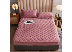 Thảm trải giường lông cừu Gucci màu hồng