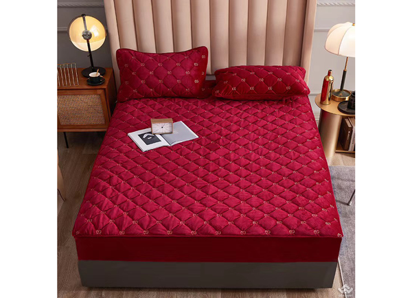 Thảm trải giường lông cừu Gucci màu đỏ