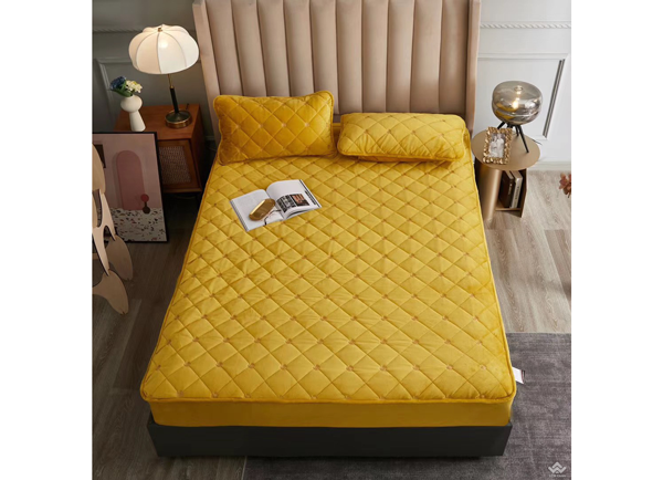 Thảm trải giường lông cừu Gucci màu vàng